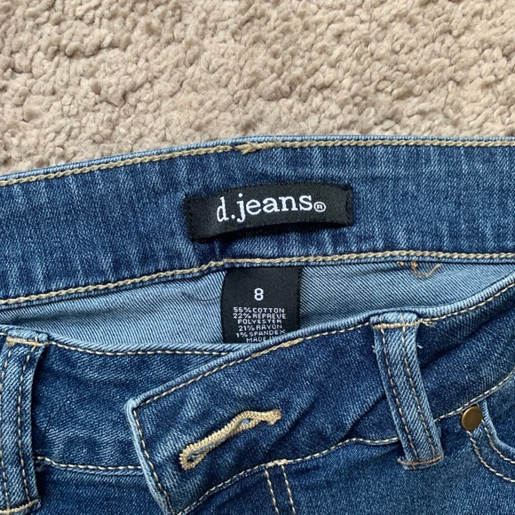 D. Jeans. - Picture 3 of 3